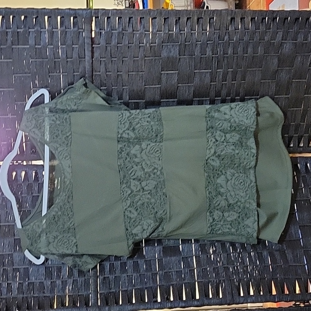 NWT Apt 9 Lacey Green Top